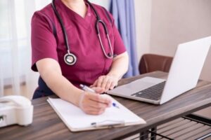 ナースウェアで働きやすさUP！看護師が重視する機能とデザイン